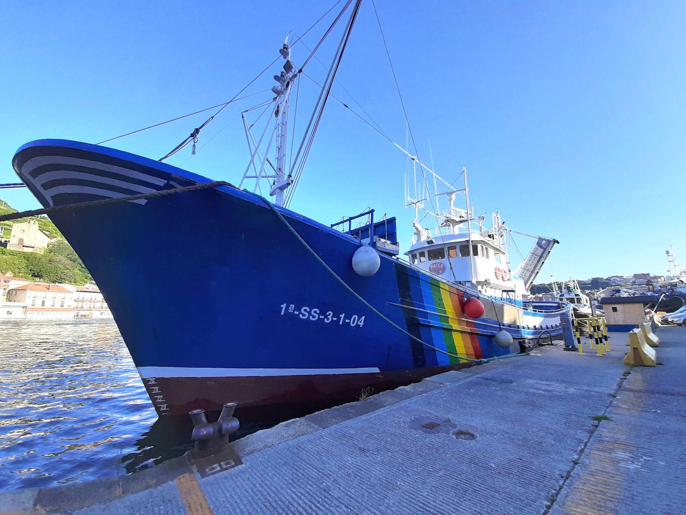 El barco museo ecoactivo 'Mater' organiza una nueva limpieza de la cala Alabortza