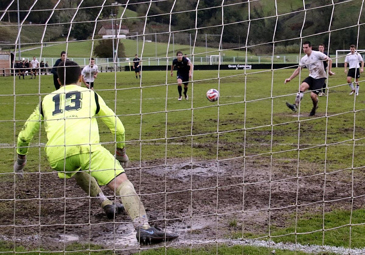 Iñigo Fernandez de Casadevante ya marcó al Bergara en Asti de penalti en la primera vuelta.