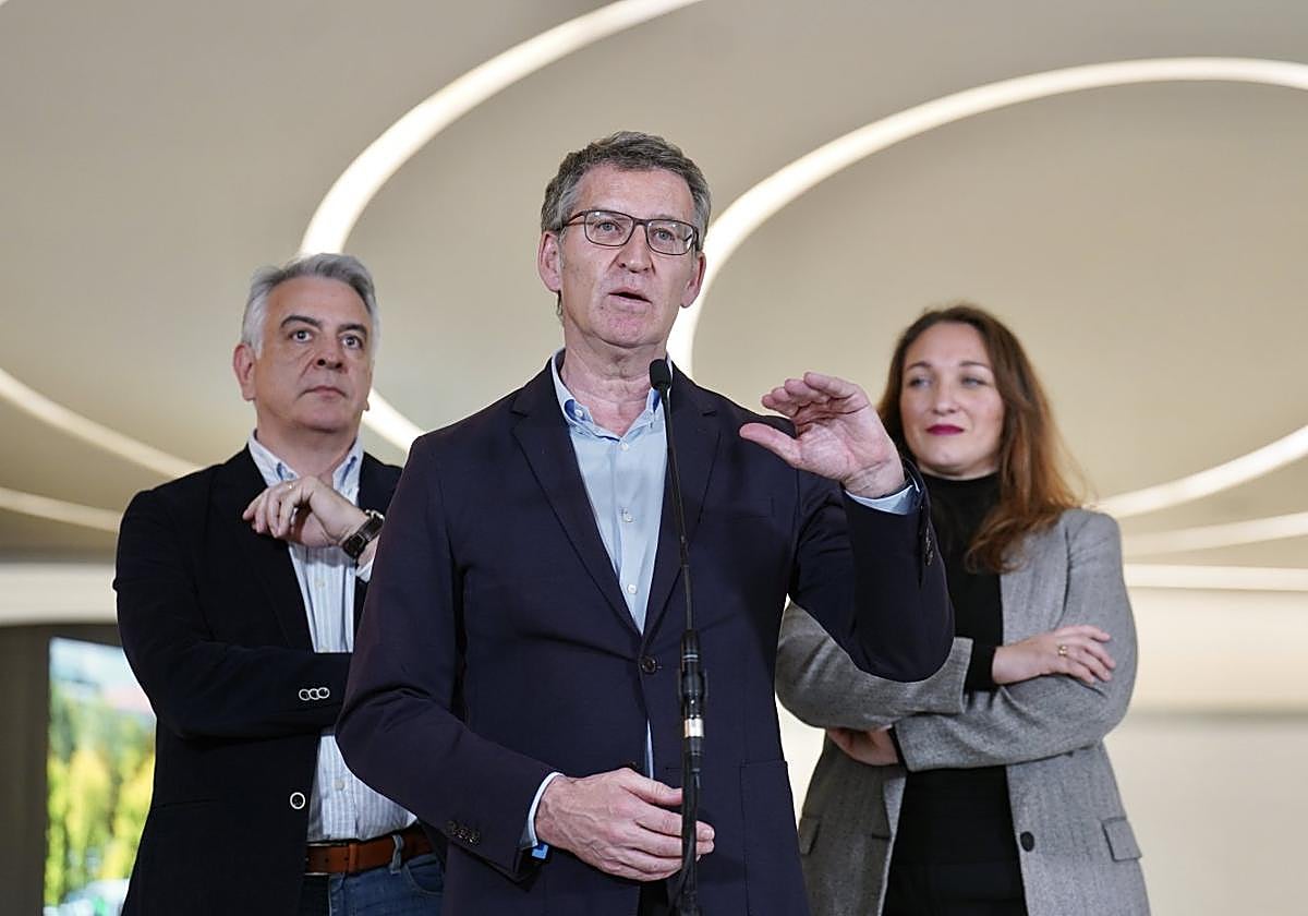 De Andrés, Núñez Feijóo y Larrea, durante su visita este jueves en la sede del Grupo Irizar en Aduna.