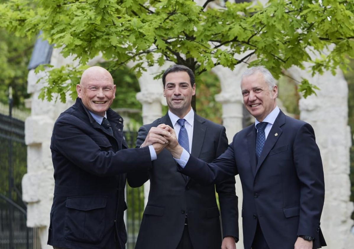 Ibarretxe, Pradales y Urkullu, este jueves bajo el retoño del Árbol de Gernika, en el Parlamento Vasco.