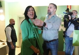 La candidata a lehendakari Amaia Martínez junto al presidente de Vox Santiago Abascal, durante un mitin en Irun.