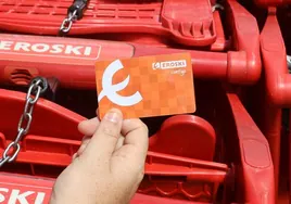 Una de las tarjetas monedero con las que se puede comprar productos de primera necesidad en Eroski.