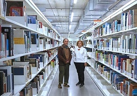 Javier y Rosa, entre libros en la biblioteca de la UPV/EHU en Donostia.