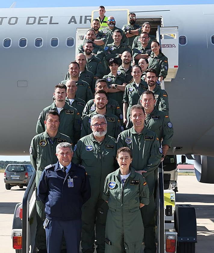 Imagen secundaria 2 - Diferentes imágenes de la carga del avión de la misión a Tailandia, con el equipo que viaja a bordo del Airbus A330.