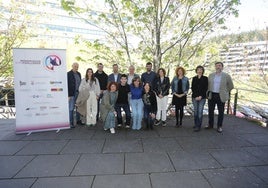 Organizadores, patrocinadores y ponentes posan a la entrada del auditorio Udalaitz Garaia. El público llenó las butacas del auditorio.