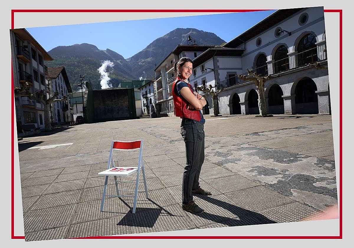 Edurne Barriola, vecina de Amezketa y domadora de caballos, en la plaza central del pueblo.