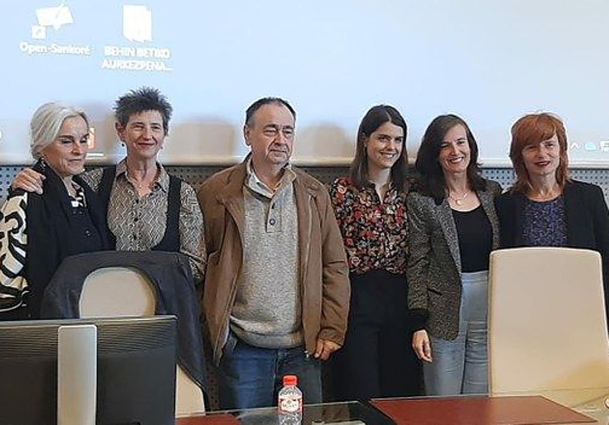 Ainhoa Aizpurua (eskubitik hasita hirugarren) tesiaren aurkezpenean, tesiaren zuzendari eta epaimahaikideekin.