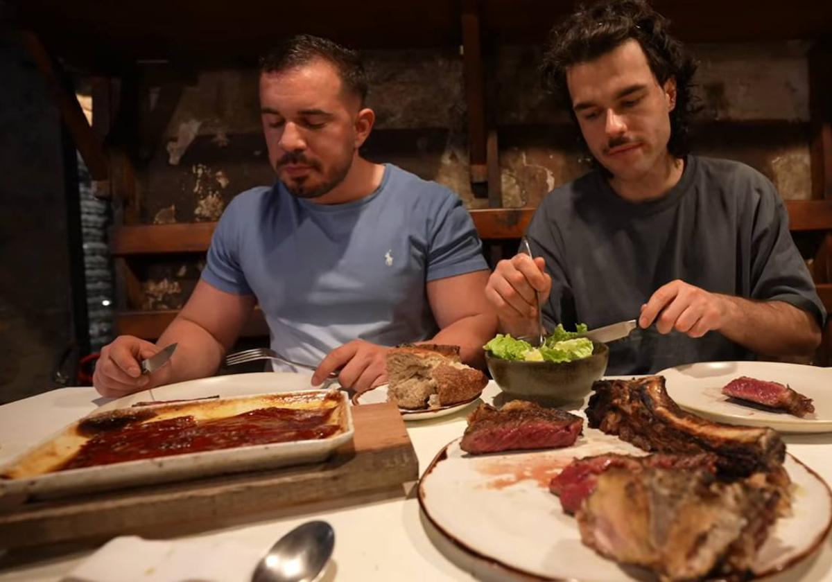 'Cenando con Pablo' y Peldanyos probaron la txuleta del Casa Julián de Tolosa.