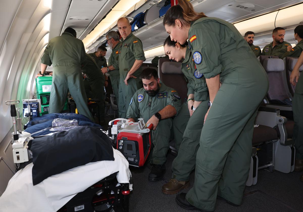 Varios militares repasan los instrumentos que llevan a bordo del avión que traerá a Euskadi a Álex García.