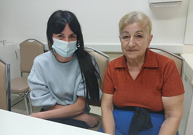 La cuñada de Álex, Saioa, y la madre del joven, Tere, ayer en el hospital.