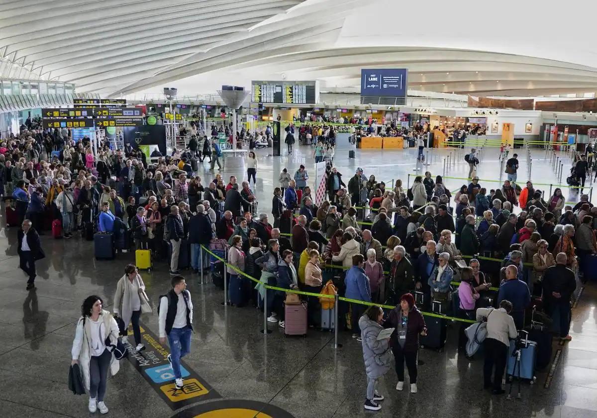 Cientos de pasajeros se arremolinan en la terminal de 'La Paloma' para facturar sus equipajes en un día muy concurrido en Loiu.