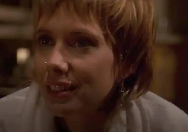 Rosanna Arquette en la actualidad, abajo en 'Pulp Fiction'.