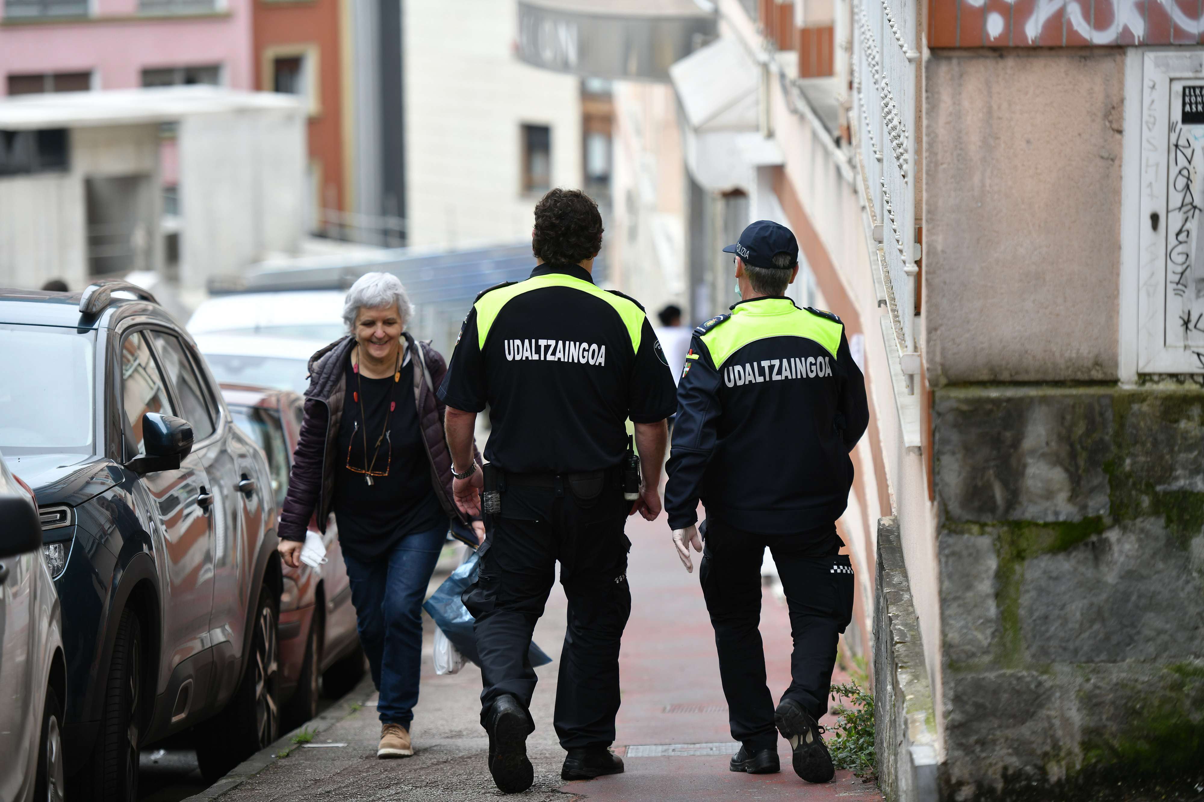 Dos guardias municipales caminan por una calle de Eibar