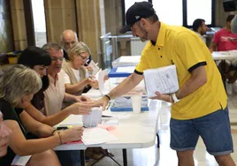 Reparto de los votos correo en un colegio de Donostia, en las elecciones generales del año pasado.