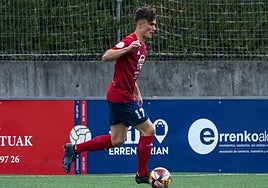 El delantero Carrera conduce el esférico en un partido de esta temporada y hoy se mide al Padura vizcaíno.