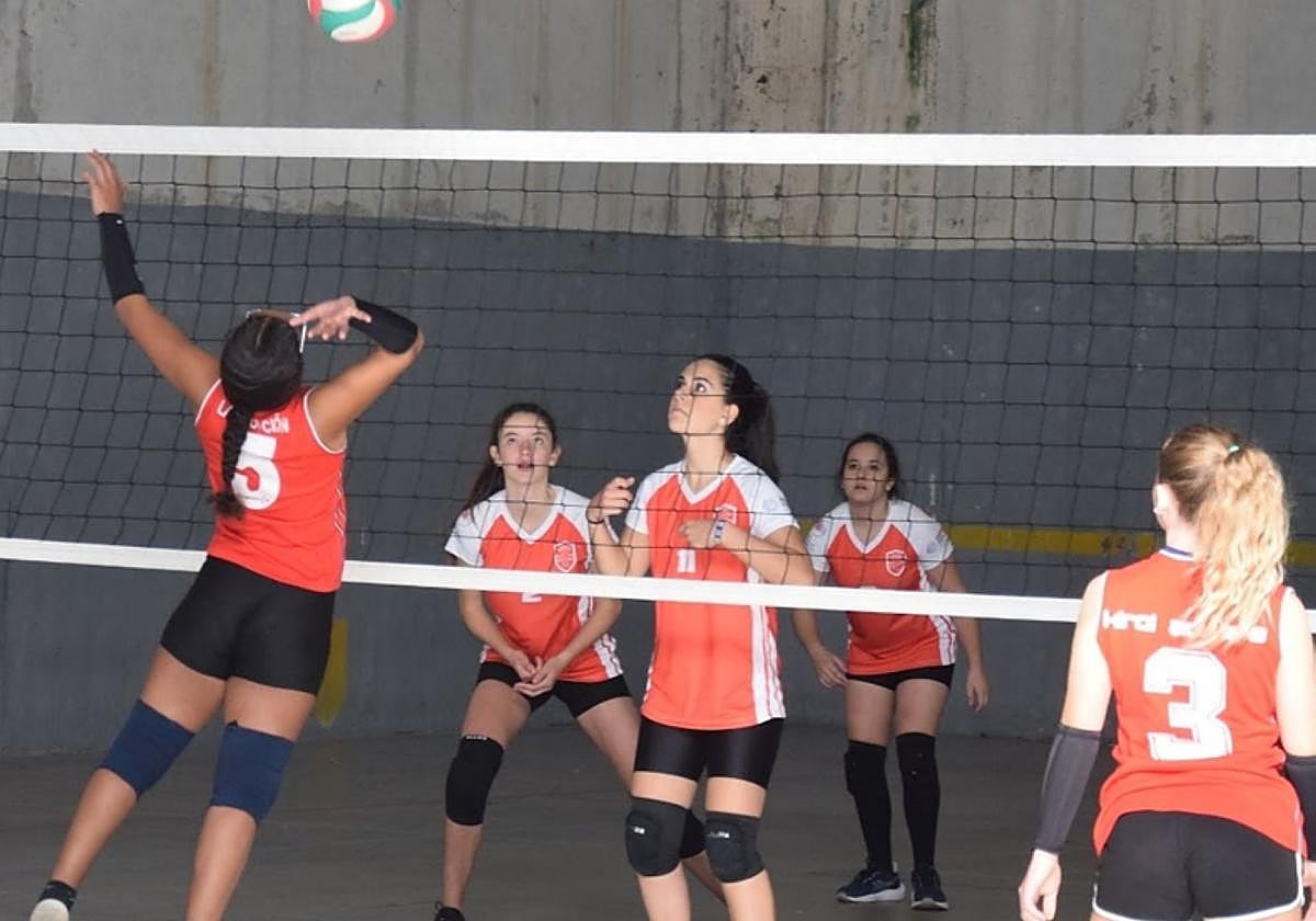 Las cadetes, durante un partido de entrenamiento.