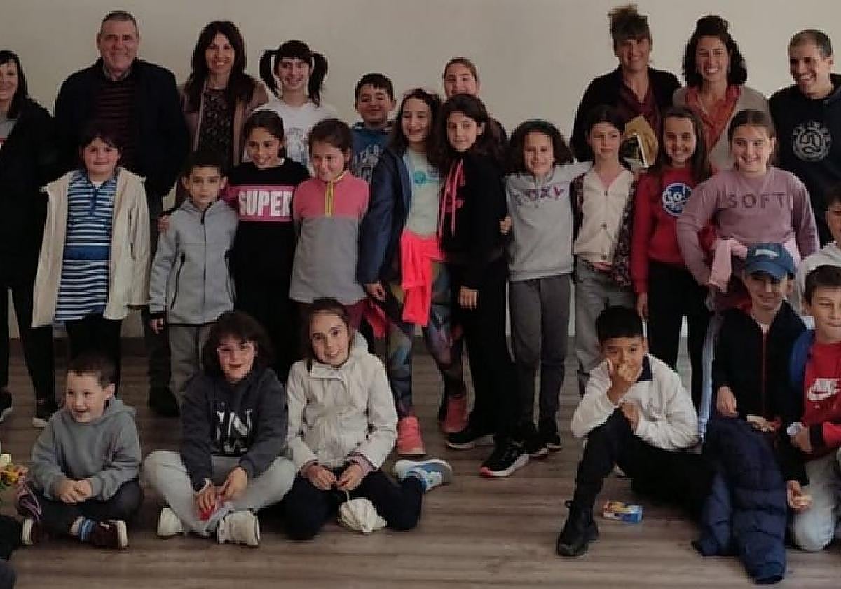 Ezkaizto auzo elkarteak eta Arroako Eskolak elkarlanean antolatutako Arroabeko VI. Ipuin Lehiaketaren sariak banatu dituzte.