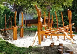 Estructuras de madera por los que explorar y divertirse en el colegio Pablo Garaikoetxea.