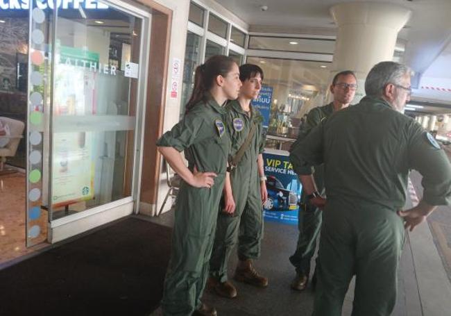 Cuatro efectivos de la Unidad Médica de Aerovacuación tras examinar al paciente y dialogar con sus doctores en el hospital Samitivej.