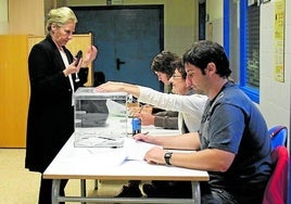 Una mujer votando en una convocatoria electoral anterior.