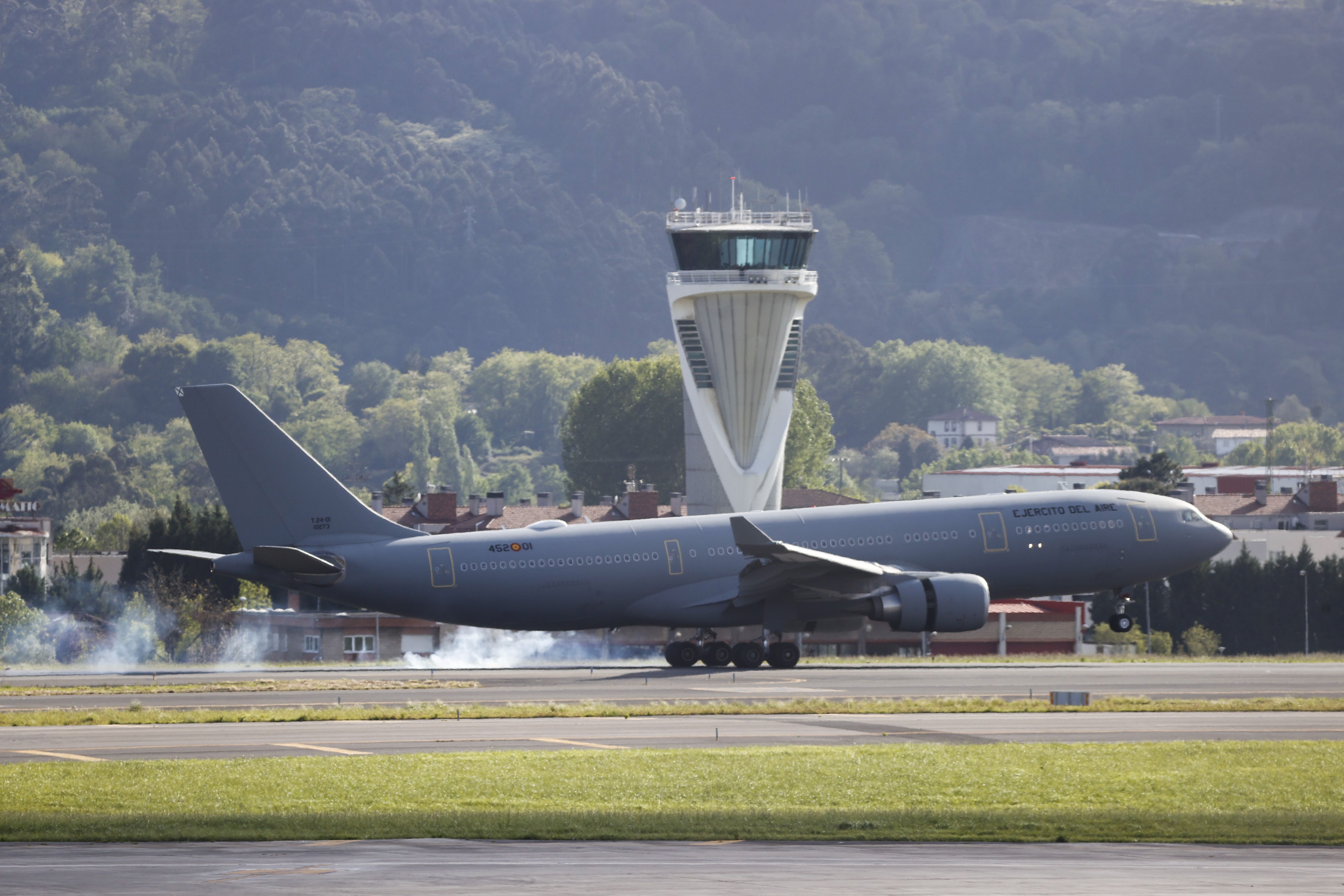 Así ha aterrizado el avión medicalizado que ha traído a Euskadi a Álex García