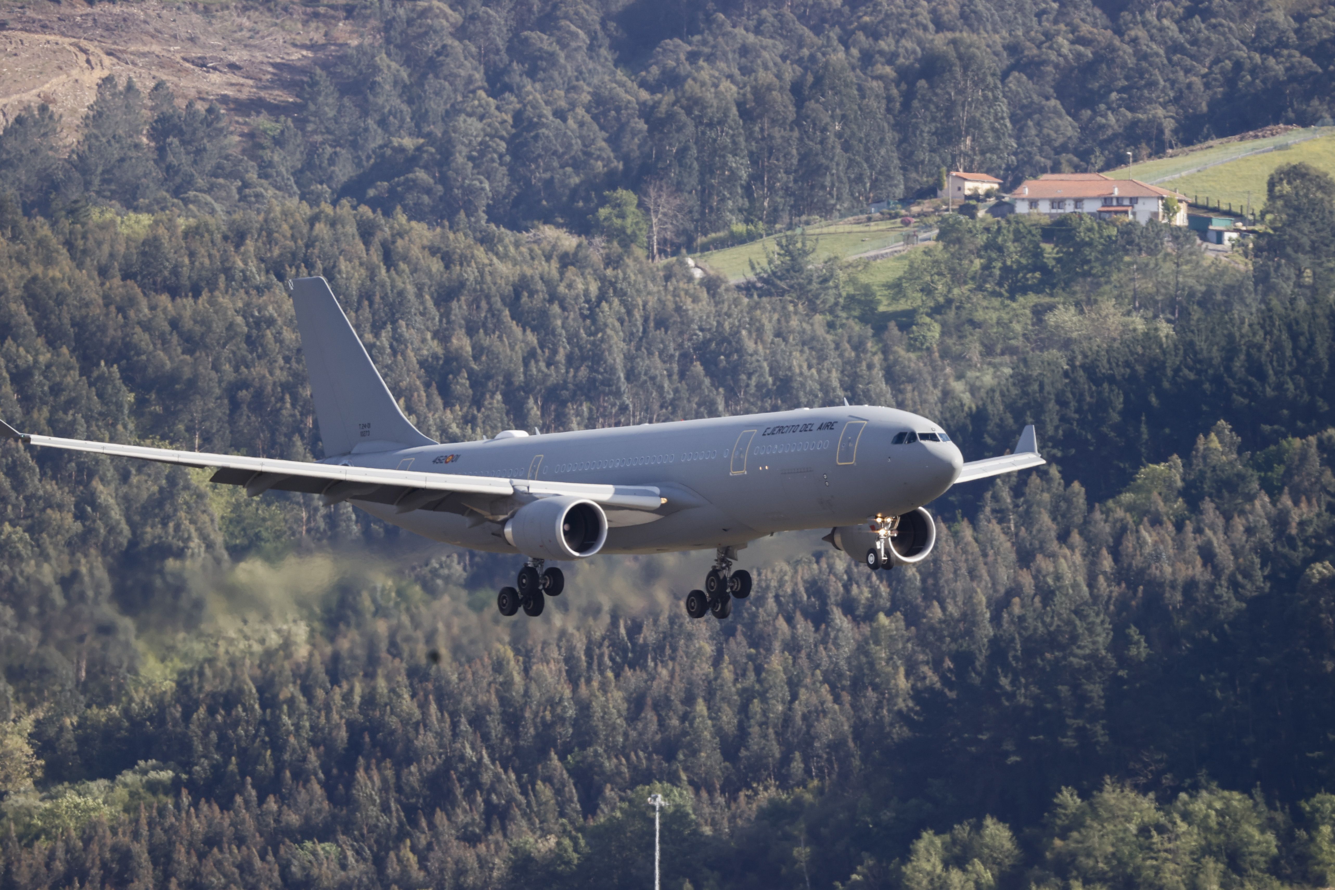 Así ha aterrizado el avión medicalizado que ha traído a Euskadi a Álex García