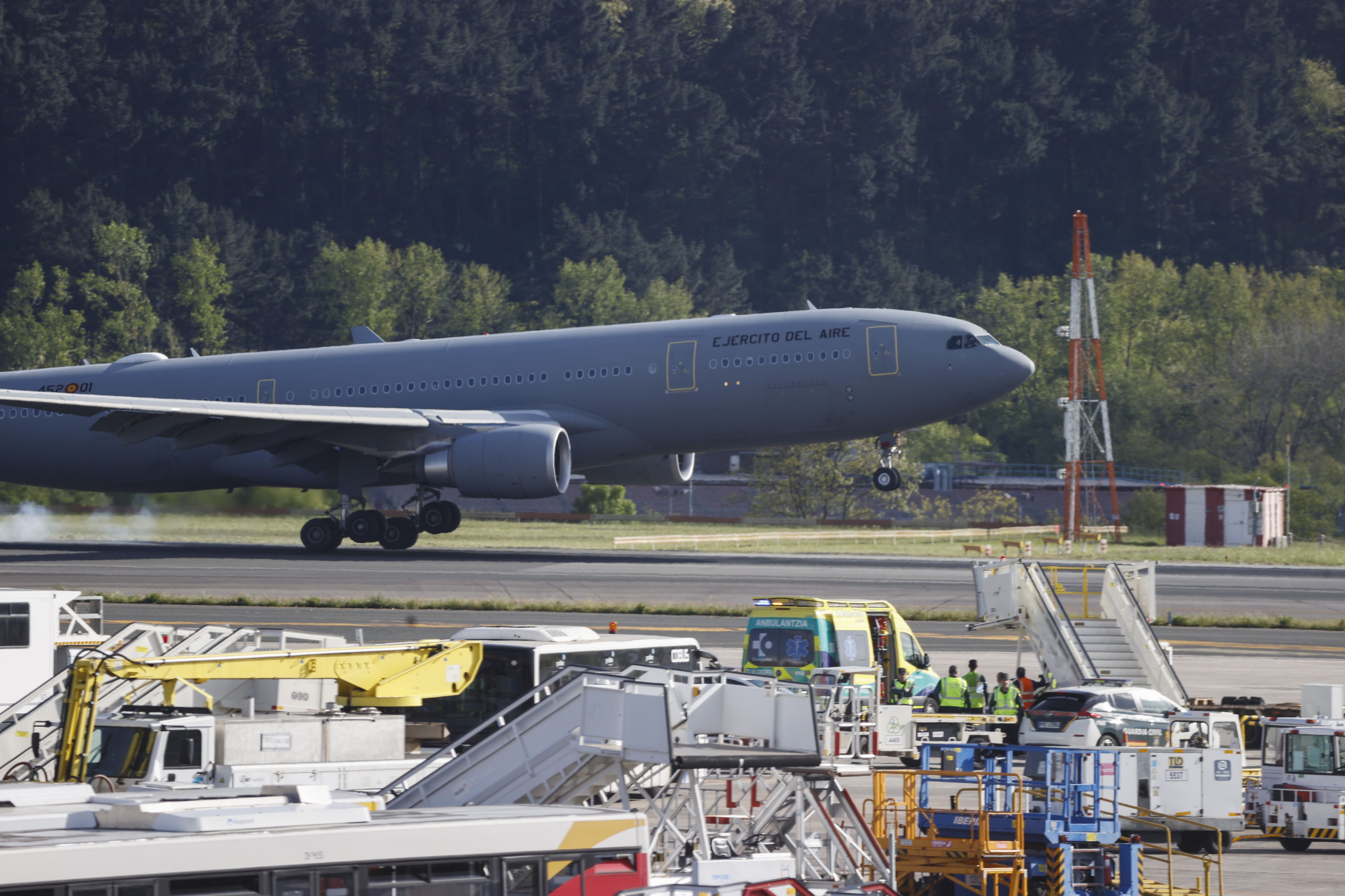 Así ha aterrizado el avión medicalizado que ha traído a Euskadi a Álex García