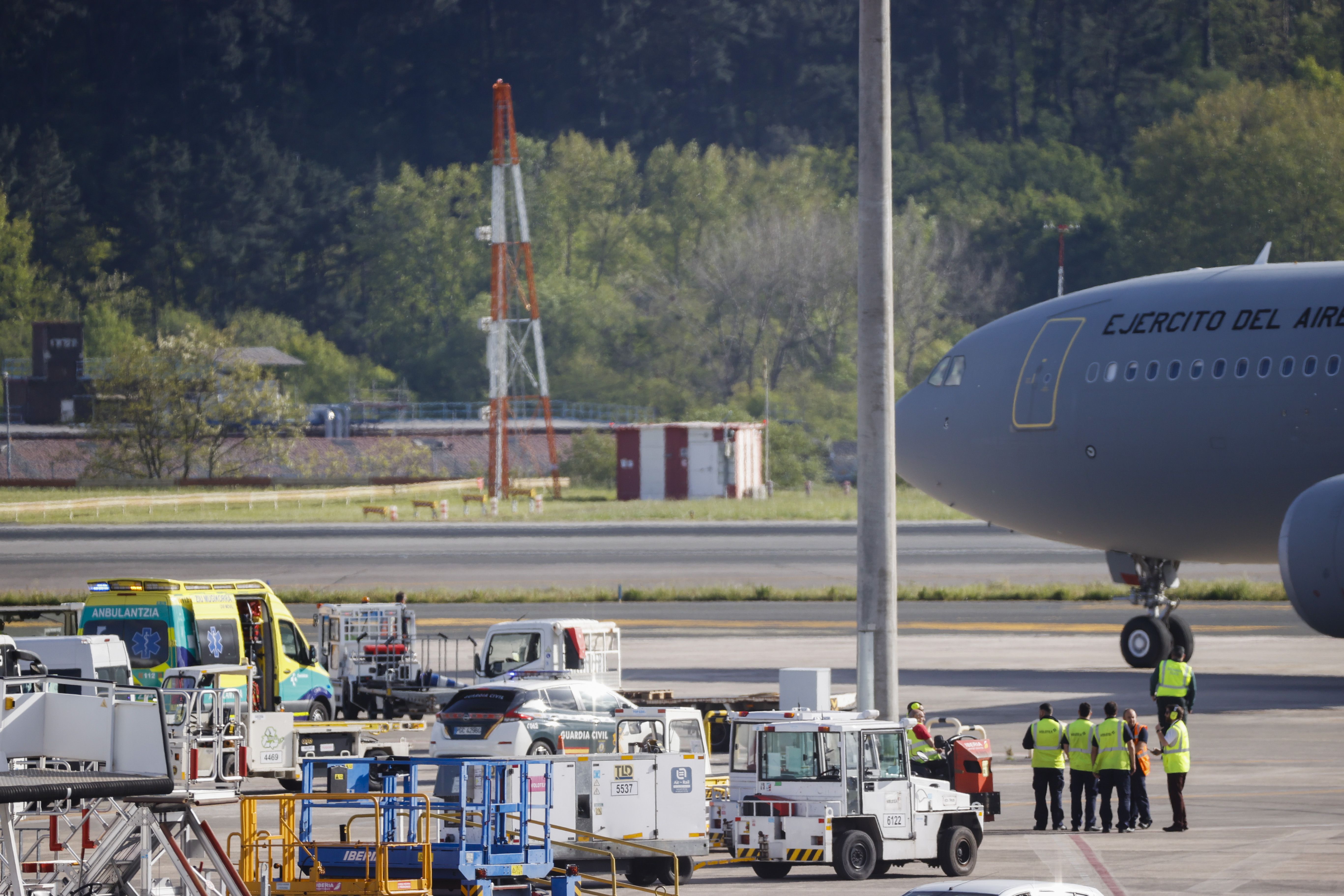 Así ha aterrizado el avión medicalizado que ha traído a Euskadi a Álex García