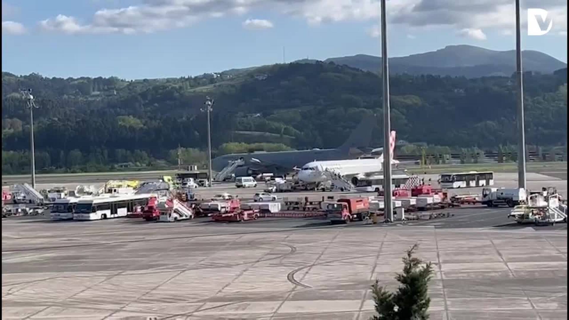 Aterriza En Loiu El Avión Que Ha Traído A Álex Desde Tailandia | El ...