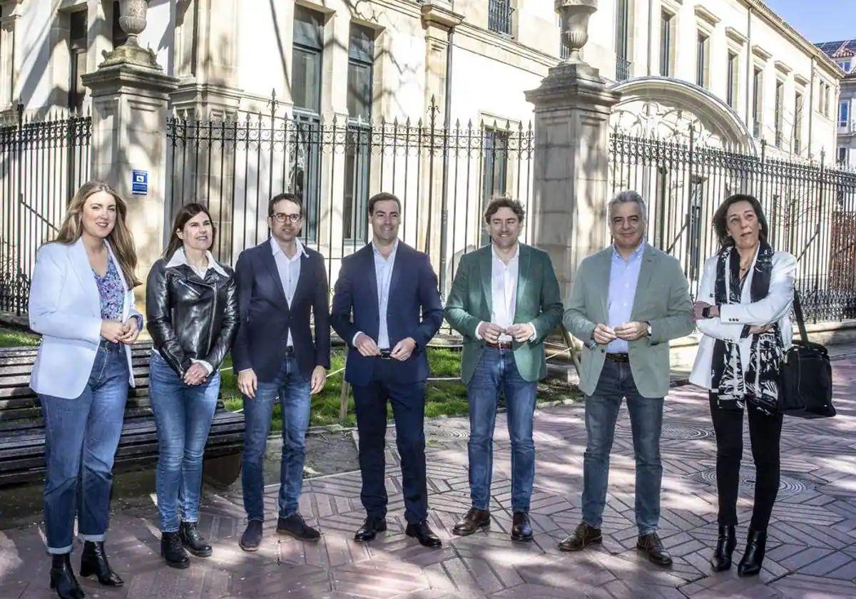 Los candidatos a lehendakari por Sumar Alba García, Elkarrekin Podemos Miren Gorrotxategi, EH Bildu Peio Otxandiano, PSE-EE Eneko Andueza, PNV Imanol Pradales, PP Javier de Andrés y VOX Amaia Martínez posan en Vitoria