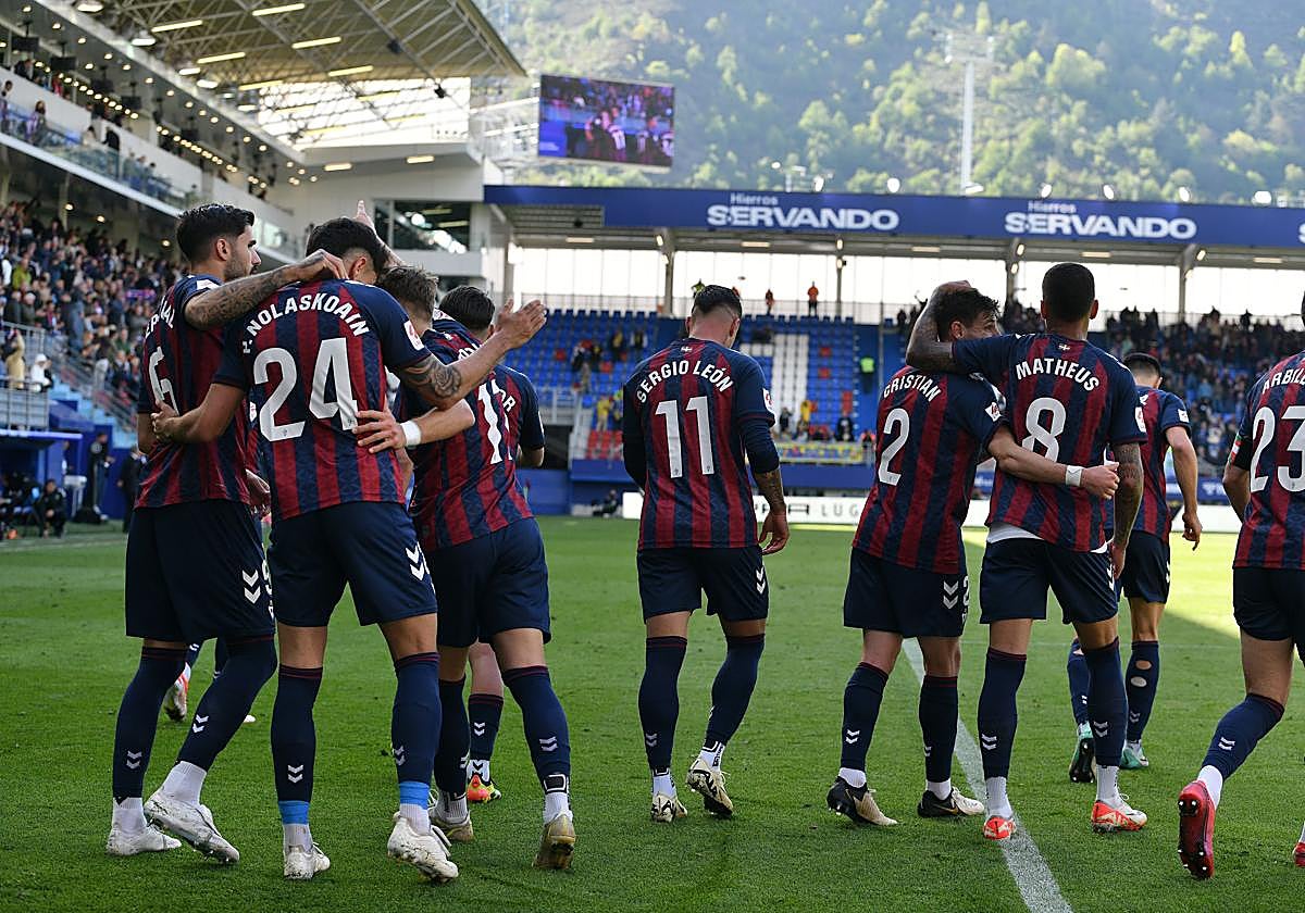Los jugadores del Eibar celebran un gol.