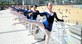 La barandilla de La Concha se convirtió en unabarra de ballet para más de 1.500 alumnas yalumnos de escuelas de Gipuzkoa.