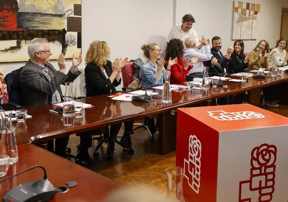 Eneko Andueza saluda a los miembros de la ejecutiva del PSE-EE, este lunes en la sede de Bilbao.