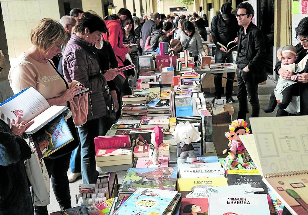 Una vista de los puestos de las librerías instalados en los arcos del Día del Libro.