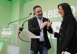 Santiago Abascal aplaude a Amaia Martínez en el acto que Vox celebró el domingo en Vitoria.