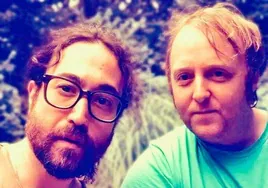 Sean Ono Lennon y James MacCartney juntos en una foto que han publicado para promocionar su tema 'Primrose Hill'