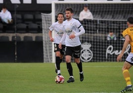 Quique Rivero conduce el balón.