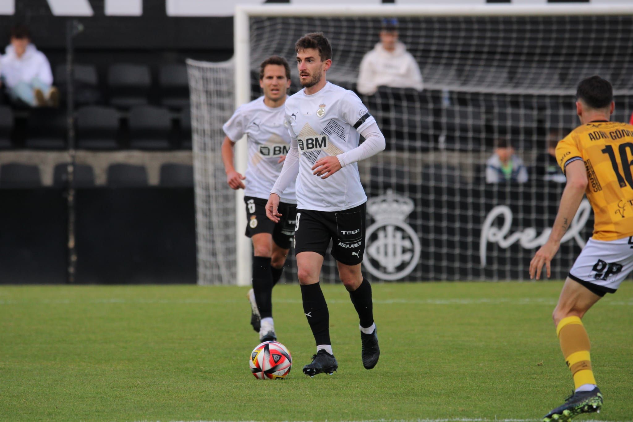 Quique Rivero conduce el balón.