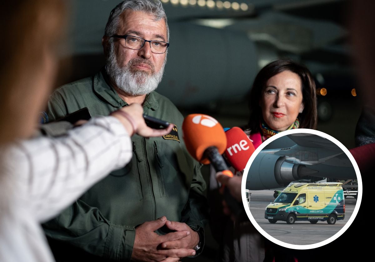 La ministra de Defensa, Margarita Robles, y el Teniente Coronel Francisco Cantalejo tras regresar a Torrejón de Ardoz en avión medicalizado que repatrió a Álex García.