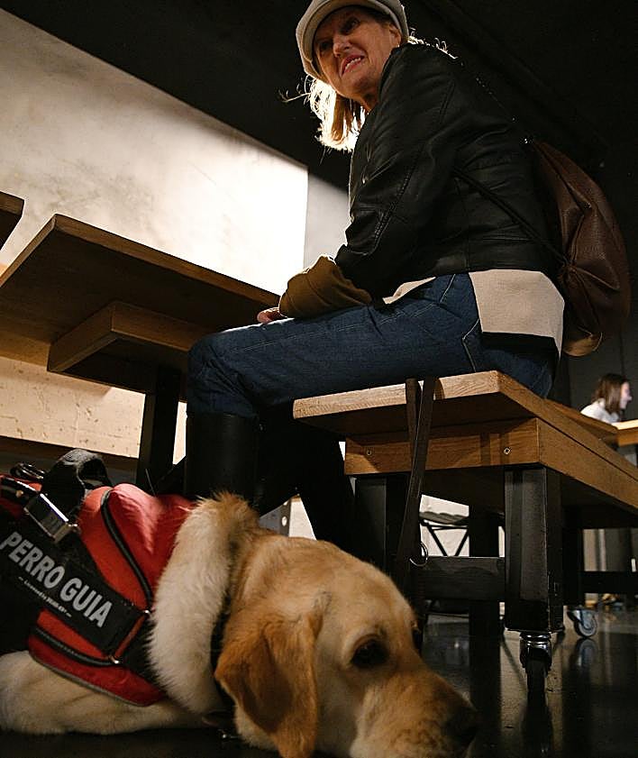 Imagen secundaria 2 - Rasca ayuda a Miren en el día a día en muchas tareas, como pueden ser ir a hacer la compra o dar un paseo.