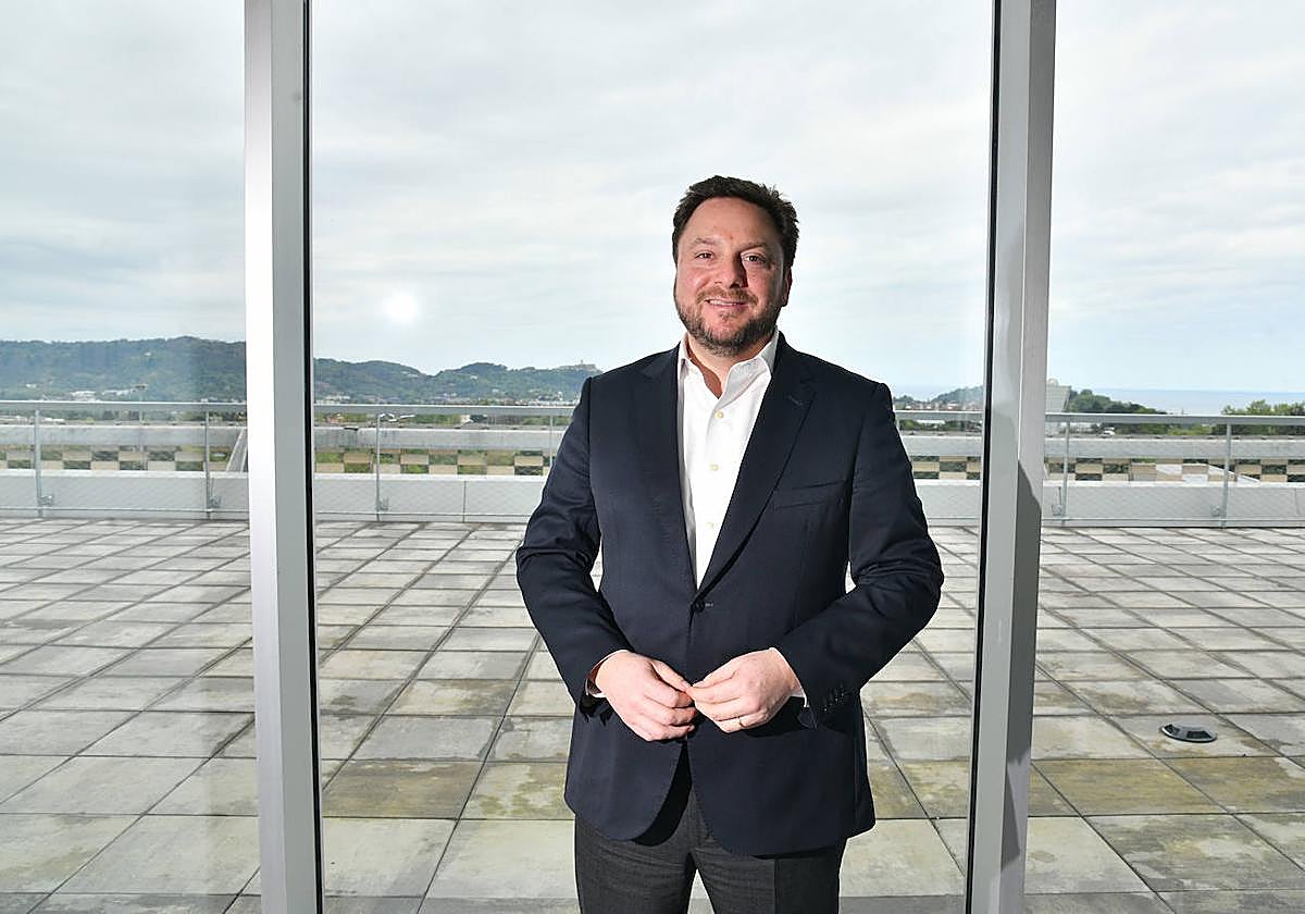 Bernardo Kanahuati, CEO de Bayer España, durante su visita ayer a las instalaciones de Viralgen, en el barrio donostiarra de Miramon.