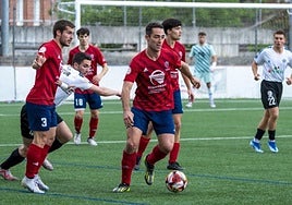 Bernal, jugador del Touring, conduce el esférico.