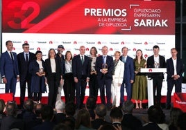 Los premiados, autoridades y representantes de la Cámara.