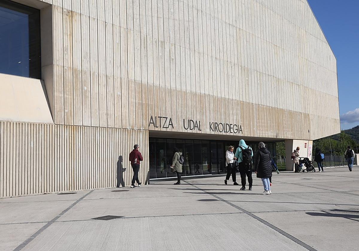 Varias personas acceden este martes al polideportivo de Altza, donde el detenido estaba merodeando el lunes por la tarde cuando fue detenido.