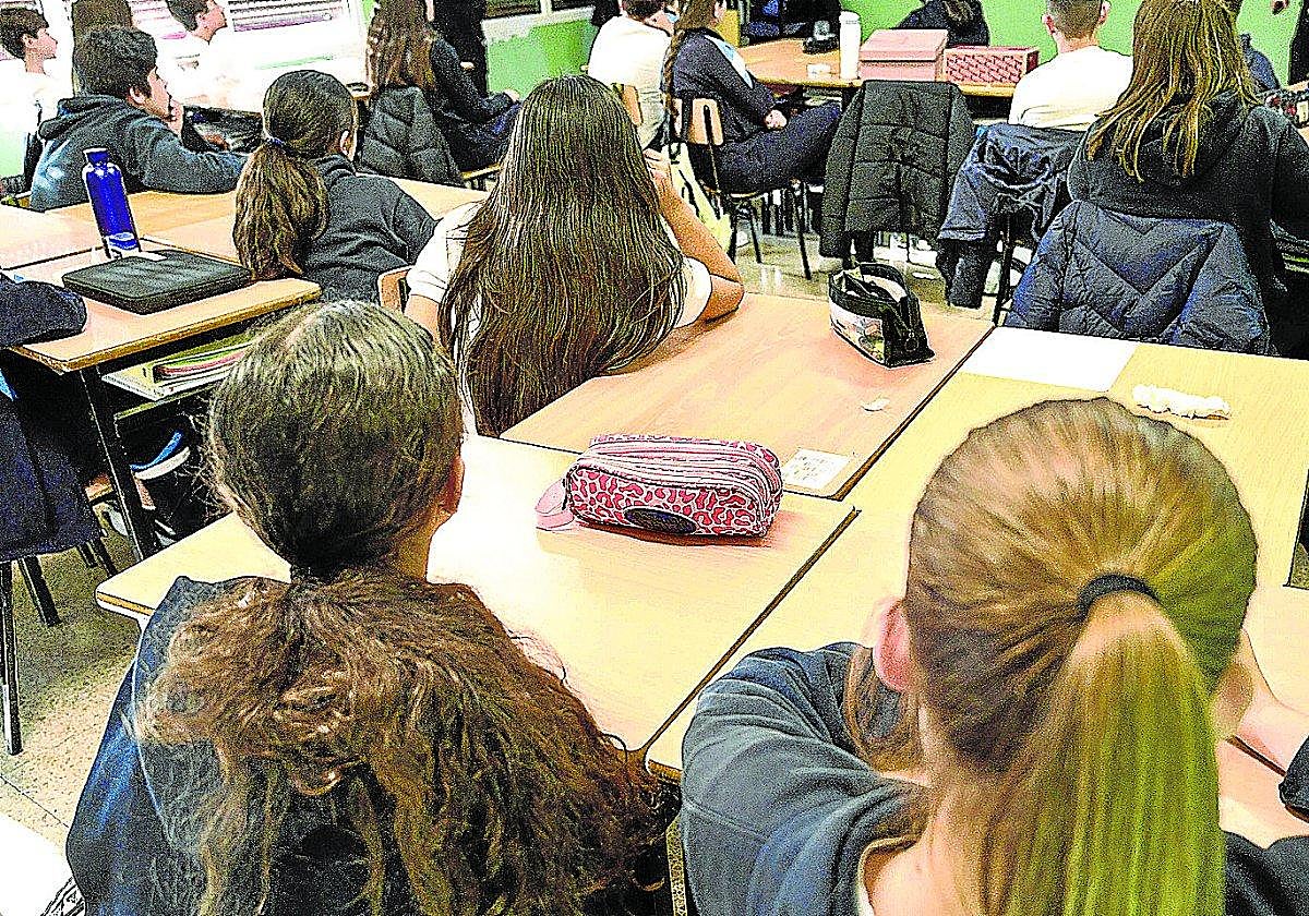 Alumnos de un colegio concertado siguen una clase en un centro vasco.