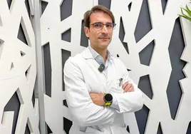 El traumatólogo, Dr. Alberto Hernández, es experto en el diagnóstico y tratamiento de la escoliosis idiopática en niños y adultos.