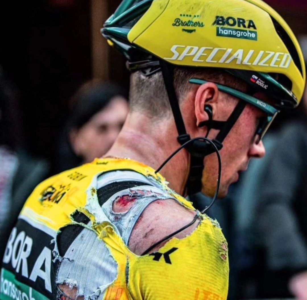 Imagen de Primoz Roglic llegando a la meta de la tercera etapa de la Itzulia.