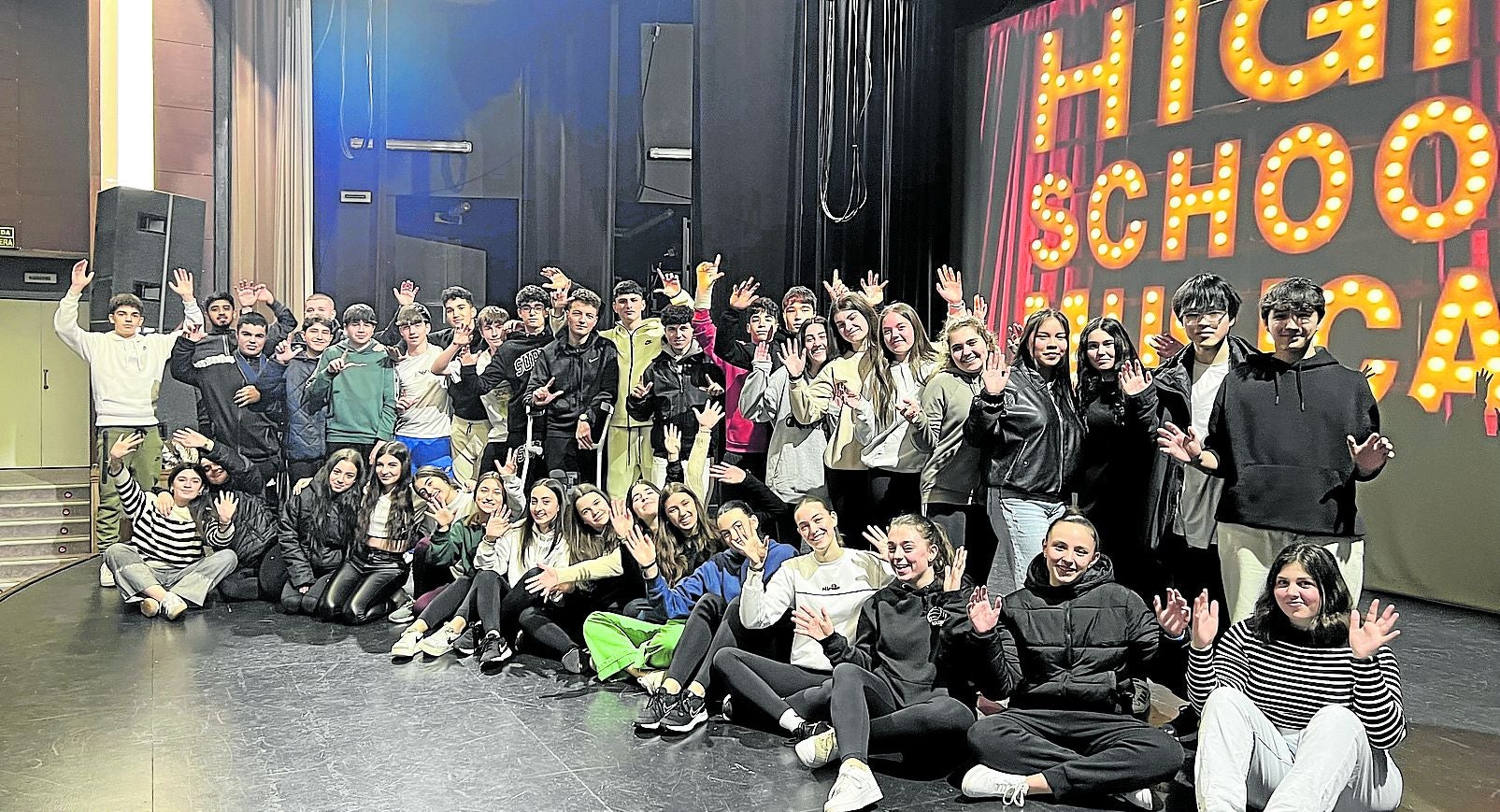 Estudiantes de La Salle en el ensayo realizado ayer por la tarde, en Zelai Arizti Aretoa