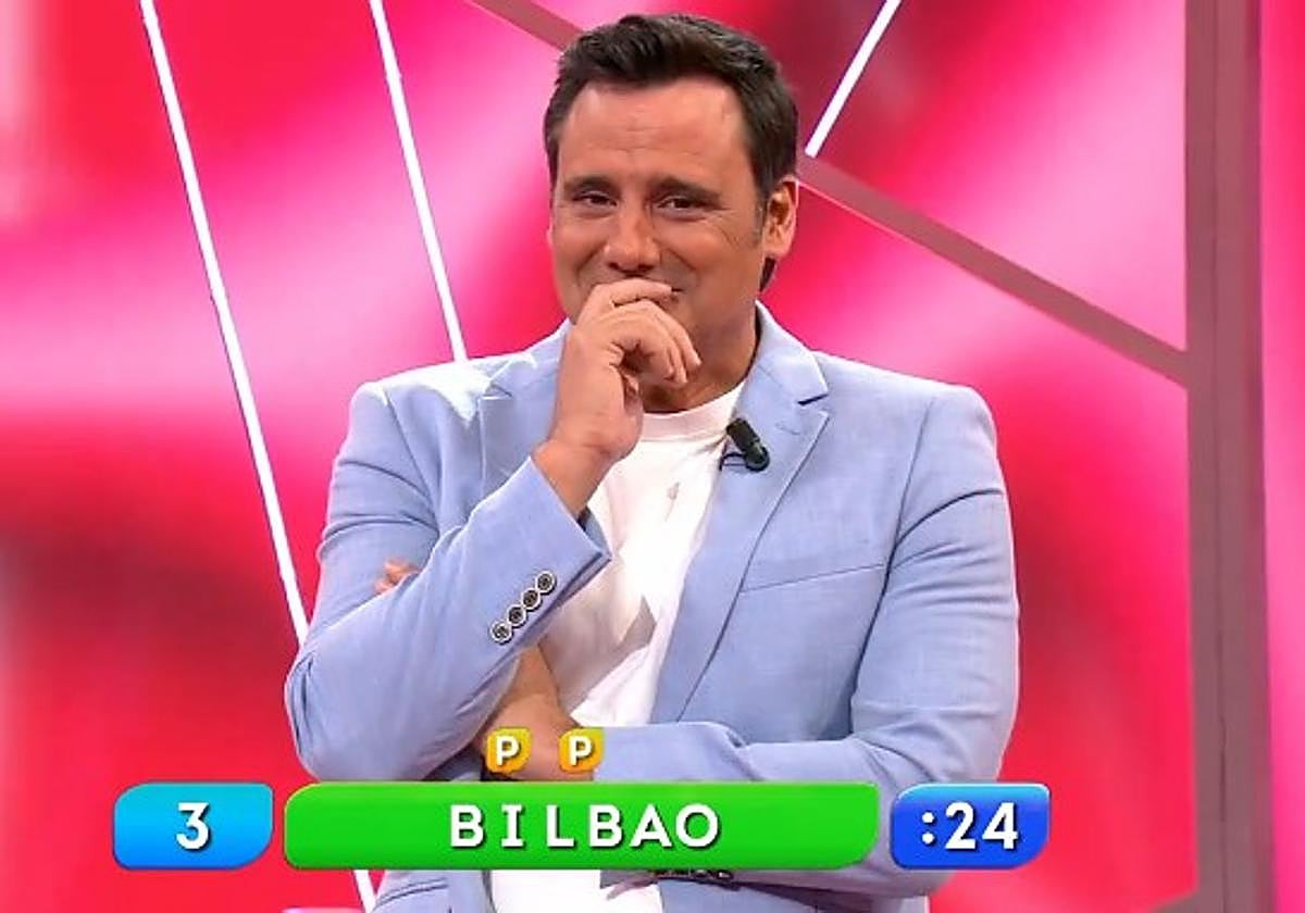 Ion Aramendi no pudo contener la risa en 'Reacción en cadena'.