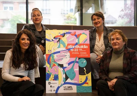 Aizpea Otaegi, alcaldesa de Errenteria; Maite Gartzia, concejala de Cultura, y Mercedes García y Lourdes Domínguez, miembros de la asociación '50 céntimos poéticos'.